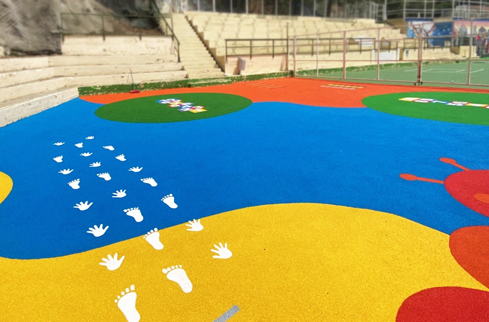 2 Canchas deportivas con piso de eco caucho, seguras, resistentes y sostenibles para uso escolar o recreativo al aire libre.