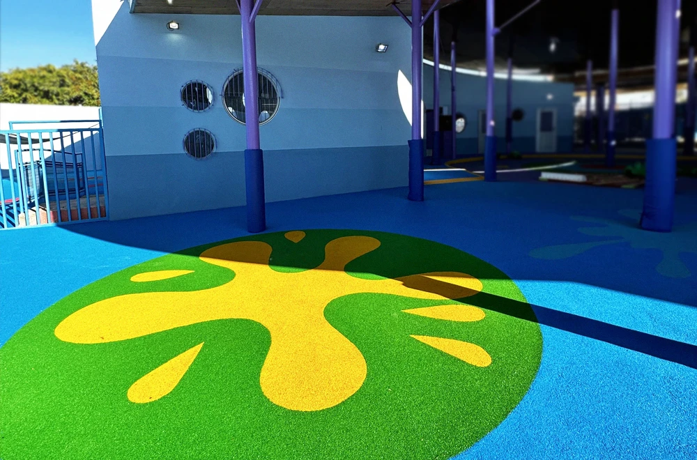 9 Piso de caucho continúo instalado en un espacio recreativo seguro y resistente al uso constante.