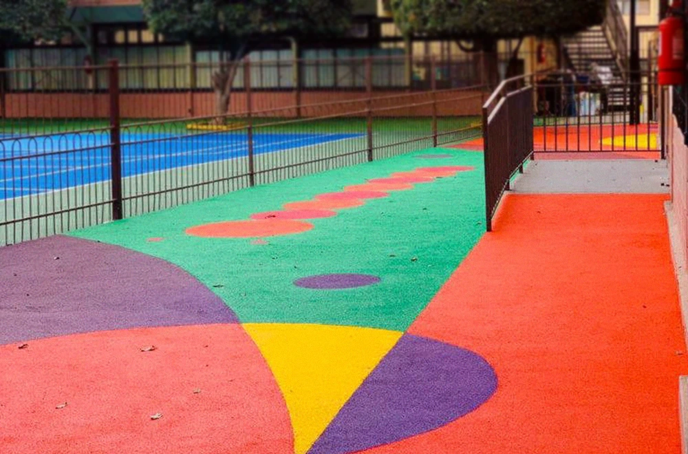 10 Piso de caucho continúo instalado en área recreativa, resistente al desgaste y seguro para actividades físicas.