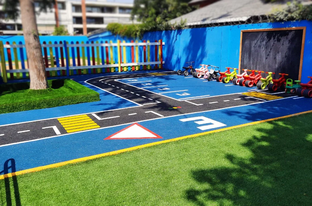 11 Piso de caucho continúo instalado en área deportiva o recreativa, resistente al desgaste y seguro para actividades físicas.