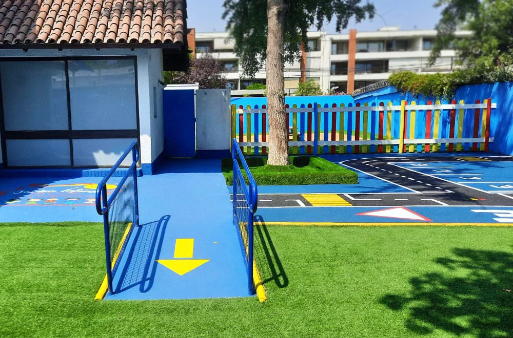 4 Piso de eco caucho instalado en área recreativa, seguro, resistente y amigable con el medio ambiente.