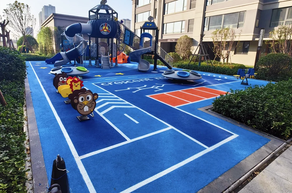 1 Pisos de eco caucho instalados en área deportiva, seguros, resistentes y sostenibles para juegos y actividades físicas.