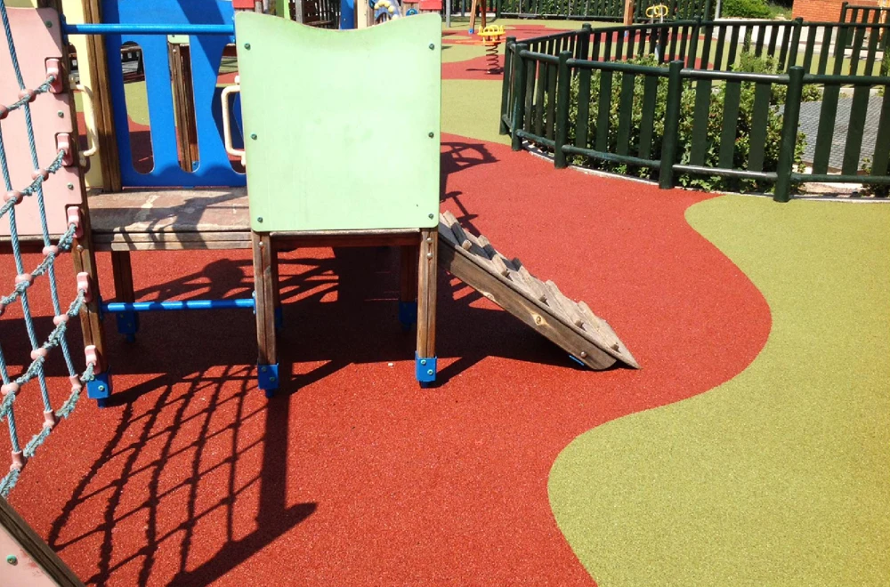 3 Piso de eco caucho instalado en área recreativa resistente a la intemperie y seguro para niños.