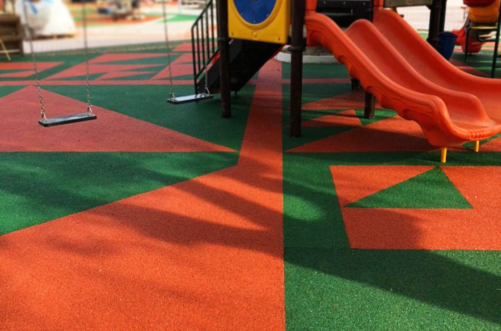 7 Piso de caucho instalado en área recreativa, seguro, resistente y adecuado para juegos y actividades físicas de niños.
