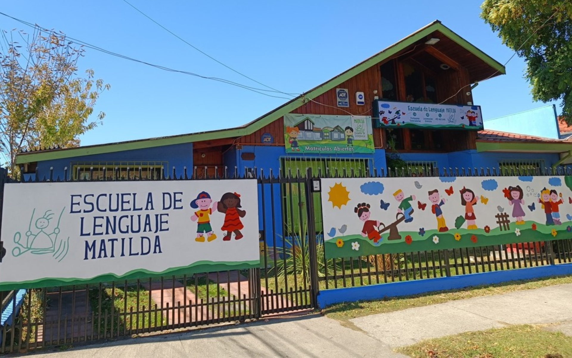 2 Letreros para fachadas de instituciones educativas