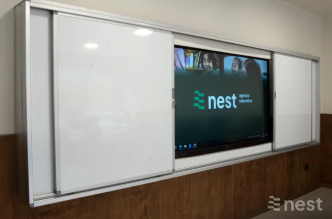 Pantalla táctil mostrando el logotipo de NEST junto a una pizarra blanca deslizante