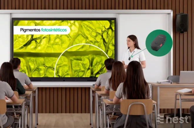 Sistema de audio para aulas con micrófono docente y altavoz de pared durante una clase