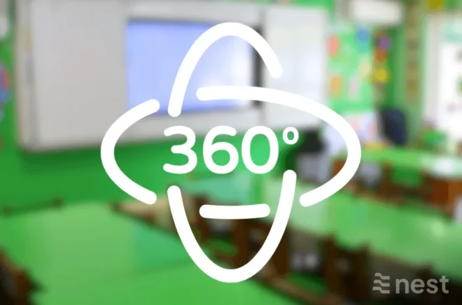 Símbolo de recorrido virtual de 360 grados sobre una sala de clases, con la marca NEST